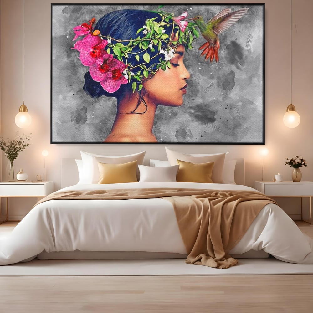 Tablou canvas cu tablou canvas cu portret de femeie si colibri, in rama de aluminiu negru, pe perete intr-un dormitor